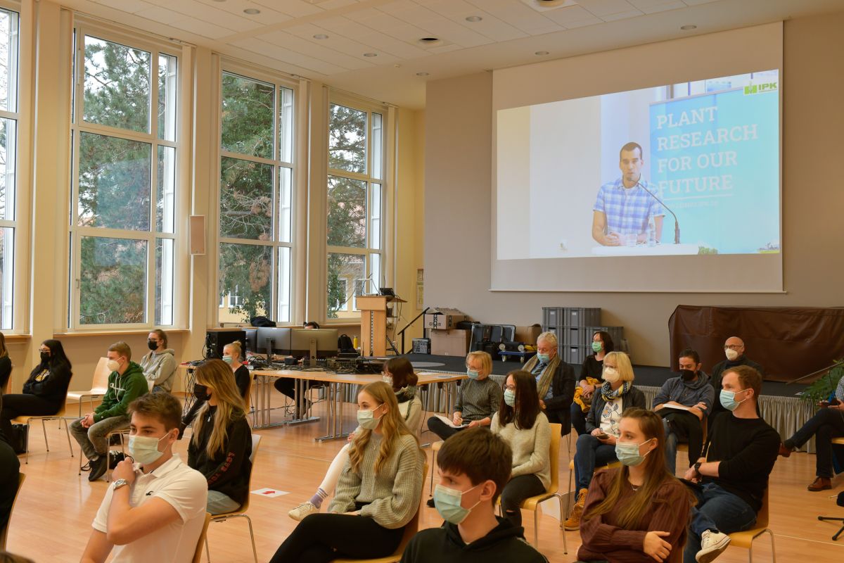 Schülerinnen und Schüler diskutieren mit den Forschenden des IPK Gatersleben